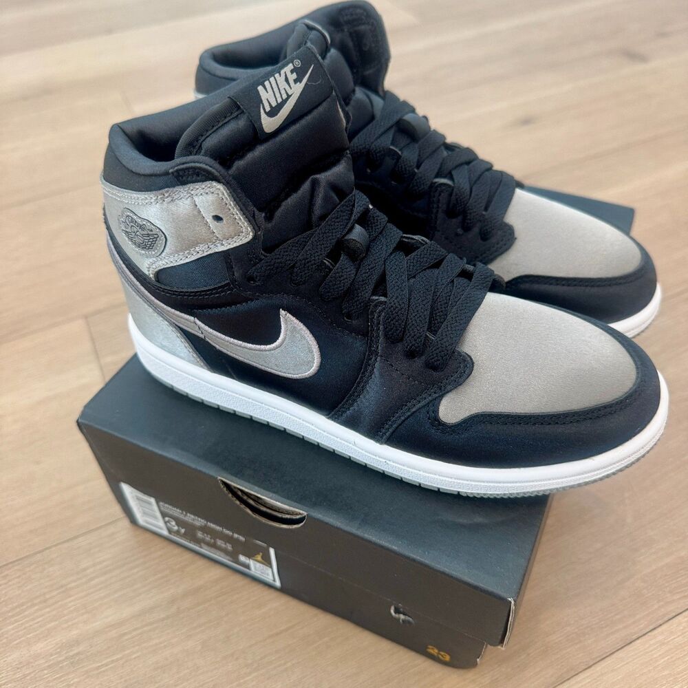 AIR JORDAN 1 RETRO HIGH "BLACK/ MEDIUM GREY/ WHITE" PS -Big Kids 3 - NEW in box - Picture 4 of 9